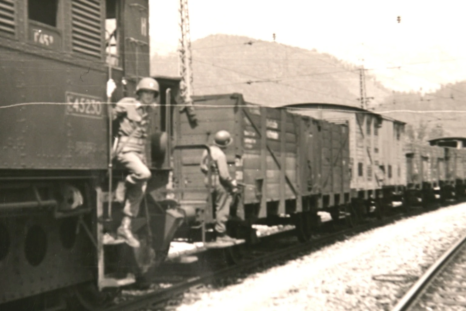 A 1945 archival photograph showing American soldiers guarding the seized carriages of the Hungarian Gold Train in Werfen, Austria.